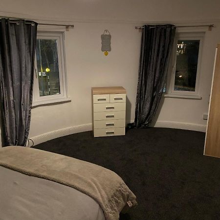 Spacious 2 Bed Apartment, Close To Village Shops Cardiff Bagian luar foto
